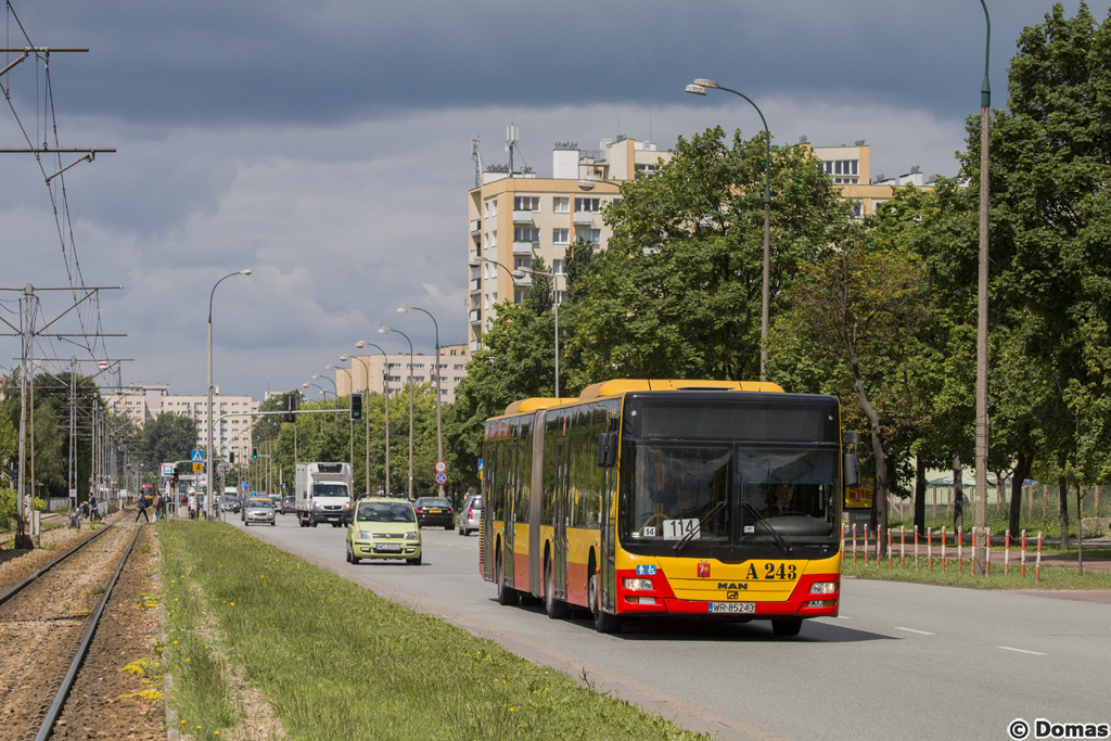 A243
Przegubowy Lion's z ITS-u z niedziaĹajcym wyĹwietlaczem przemierza ulicÄ Broniewskiego jadÄc w kierunku pÄtli na BrĂłdnie.
Słowa kluczowe: ITSNG363