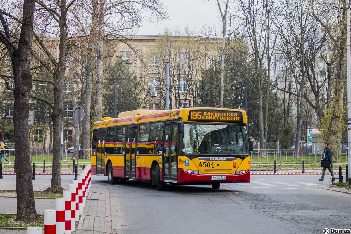 A504
Jedna z lepszych Scanii skrÄca w ulicÄ ĹowickÄ, gdzie znajduje siÄ jeden z kraĹcĂłw linii 195.
