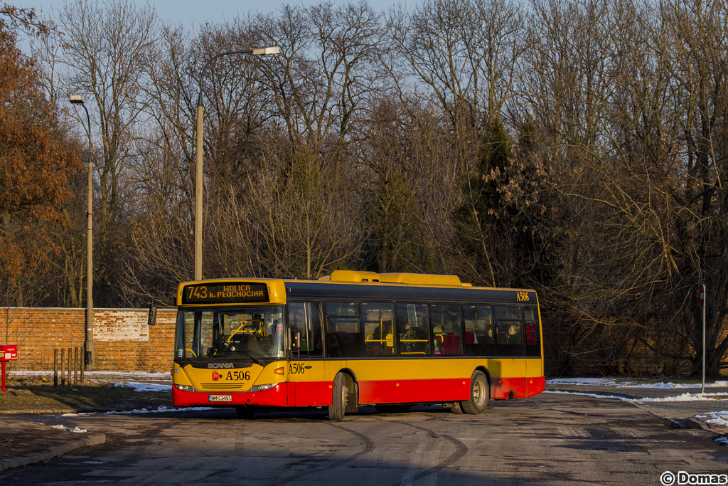 A506
Scania powoli wytoczyĹa siÄ z pÄtli przy cmentarzu Wolskim. Promienie zachodzÄcego sĹoĹca Ĺadnie oĹwietliĹy nowÄ malaturÄ widocznego wozu, ktĂłry zostaĹ skierowane, jak na razie, na staĹe do obsĹugi widocznej linii
