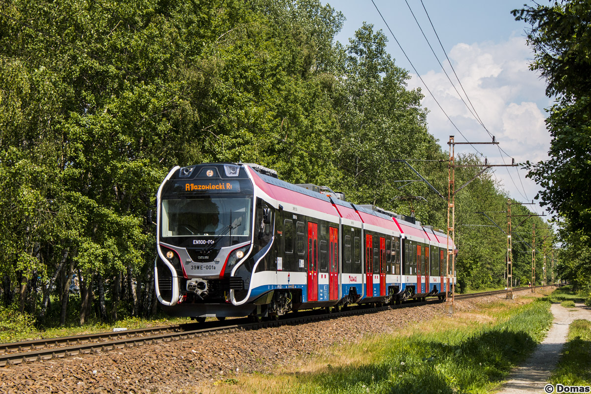 EN100-01
Wczoraj poĹźegnane zostaĹy wysĹuĹźone jednostki EN94, a dzisiaj na torach z pasaĹźerami po raz pierwszy pojawiĹ siÄ ich nastÄpca - Newag 39WE, ktĂłry dostaĹ oznaczenie EN100. Dzisiaj przejeĹşdziĹ praktycznie caĹy dzieĹ bez awarii, a jego podmiany wynikaĹy wyĹÄcznie z przyczyn kadrowych.
