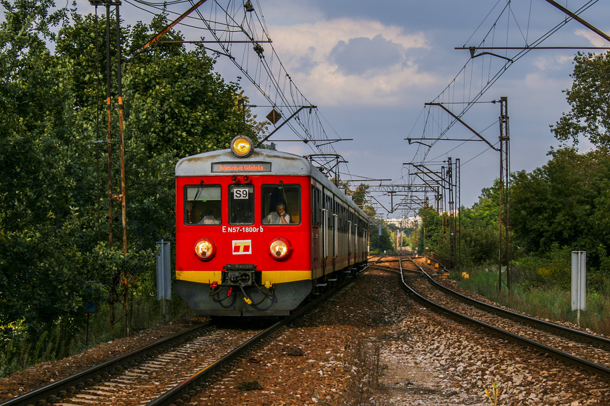 EN57-1800
Na poczÄtku obsĹuga linii S9 wyglÄdaĹa dokĹadnie tak jak na zdjÄciu - oklejone jednostki Kolei Mazowieckich.
