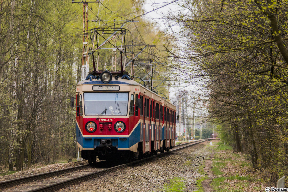EN94-34+17
Niestety najprawdopodobniej w tym roku przyjdzie nam poĹźegnaÄ typ skĹadĂłw widocznych na zdjÄciu - w sĹuĹźbie od 1972 roku.
