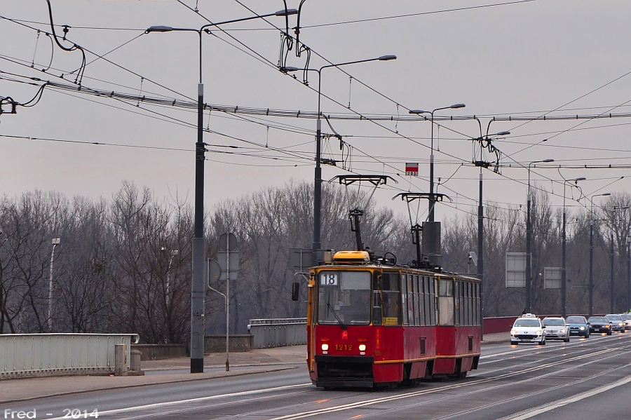 1212+1102
Gorzowskie wagony 135 oraz 136, ktĂłre zostaĹy wpisane na stan gorzowskiego PKMu w kwietniu 1988 roku byĹy ostatnimi do tej pory fabrycznie nowymi wagonami w Gorzowie Wielkopolskim. SĹuĹźyĹy na gorzowskich torach do drugiej poĹowy 2008 roku. W 2009 Tramwaje Warszawskie zakupiĹy pudĹa trzech (z siedmiu wystawionych na sprzedaĹź) gorzowskich stopiÄtek, w celu podmiany ich z pudĹami wagonĂłw przewaĹźnie uszkodzonymi w kolizjach. W nowym mieĹcie zmieniono ich zestawienie. W ten sposĂłb powstaĹ skĹad 135 (1212") + 113
