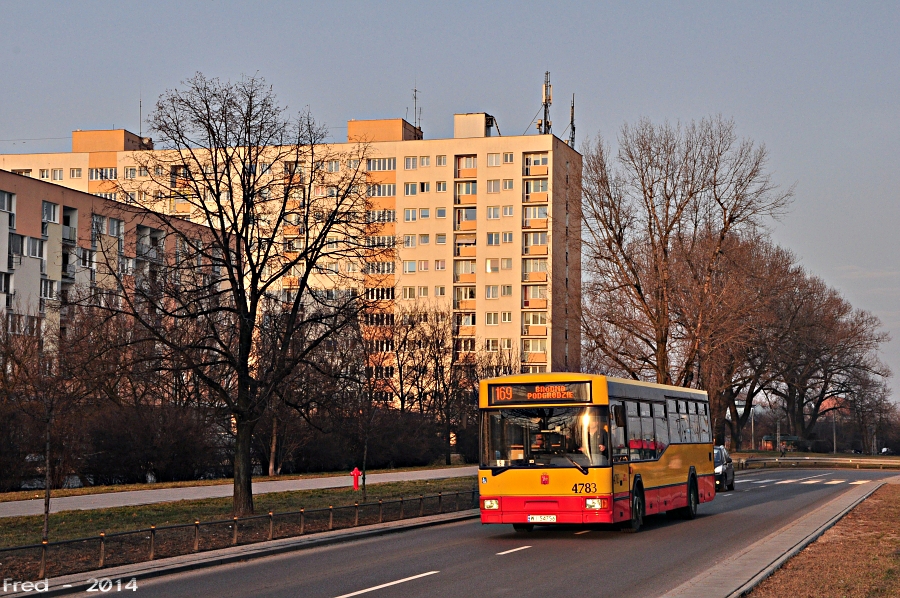 4783
 Jeden z trzech ostatnich Jelczy w Warszawie, ktĂłre nie przeszĹy odbudowy u producenta.
Słowa kluczowe: M121M