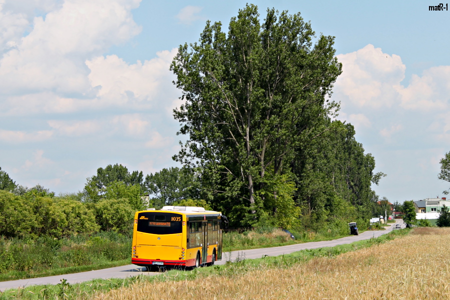 1035
Solbus na wiejskim podjeĹşdzie kieszeniowym do Podolszyna.
