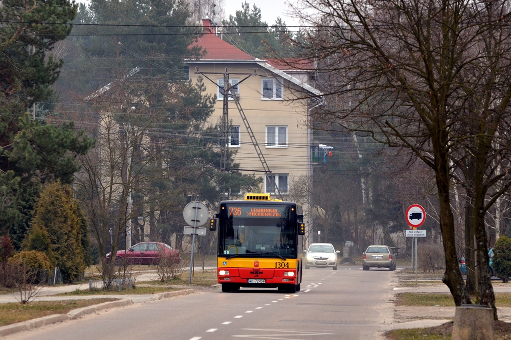 1304
MaĹy MAN przeciska siÄ jednÄ z wielu uliczek klimatycznego legionowskiego osiedla Bukowiec. Przy okazji - witam wszystkich na galerii! ;)
Słowa kluczowe: NM223