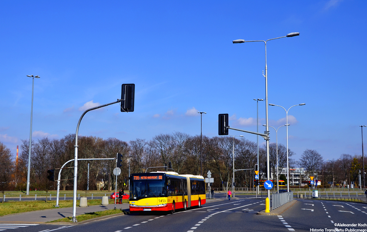 5453
"735" to jedna z najprostszych, pod wzglÄdem trasy przejazdu, linii strefowych. w letnie weekendy autobusy bywajÄ przepeĹnione w stopniu znacznym z uwagi na wczasowiczĂłw udajÄcych siÄ nad zegrzyĹskie plaĹźe. Moim zdaniem sprawÄ uratowaĹaby linia SKMki do Zegrza PoĹudniowego, o ktĂłrej odbudowie mĂłwi siÄ od jakiegoĹ juĹź czasu... 

