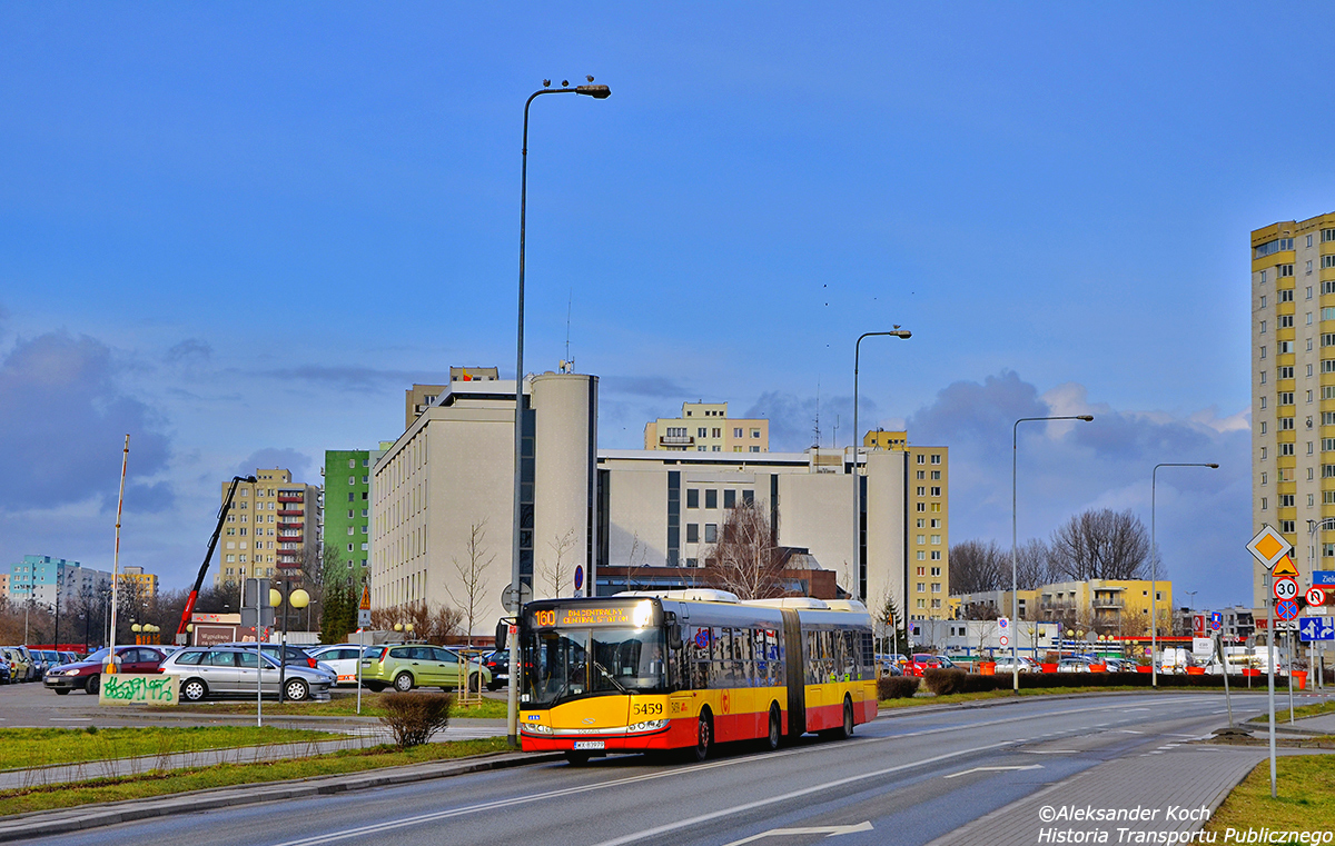5459
Solaris z ostatniej dostawy fabrycznie nowych przegubowych autobusĂłw na OddziaĹ 'Stalowa' mija budynek UrzÄdu Dzielnicy TargĂłwek m. st. Warszawy.
