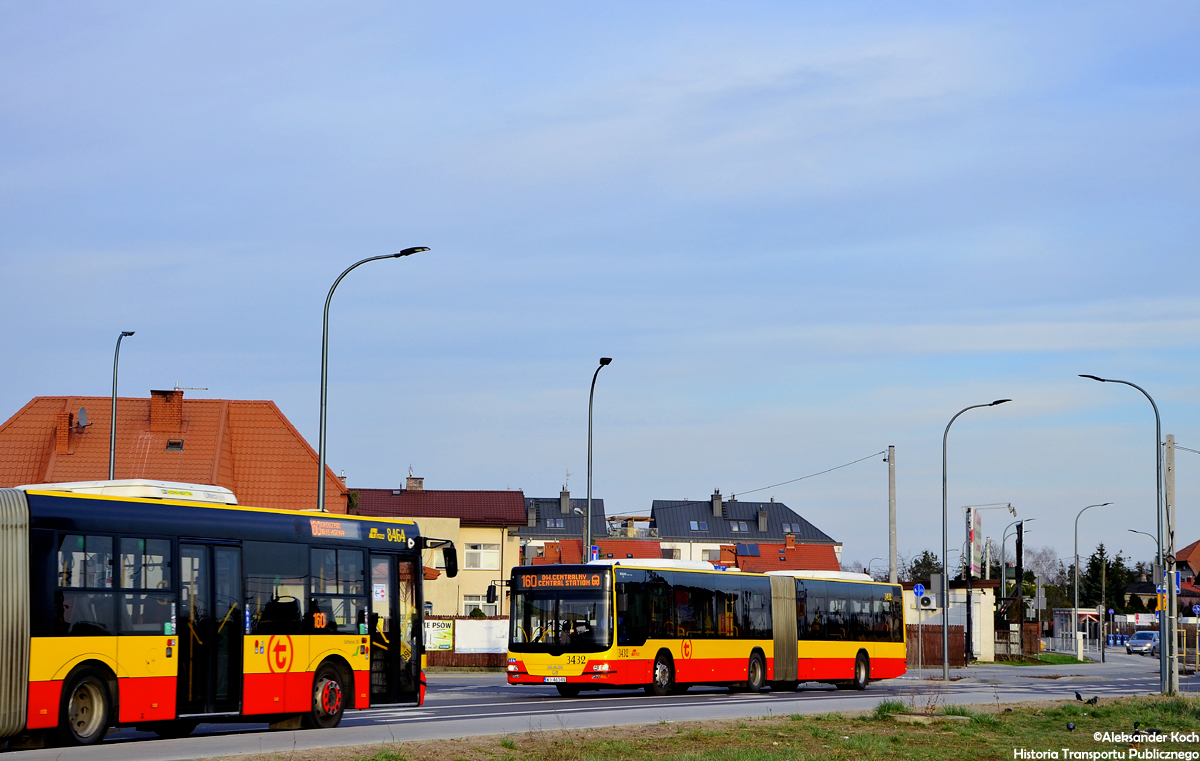 3432
Nowszy MAN w drodze do Dworca Centralnego mija siÄ z Solarisem, ktĂłry "z Niemca" wĹadowaĹ siÄ w kadr powodujÄc takÄ, w mojej ocenie, doĹÄ ciekawÄ kompozycjÄ. 
