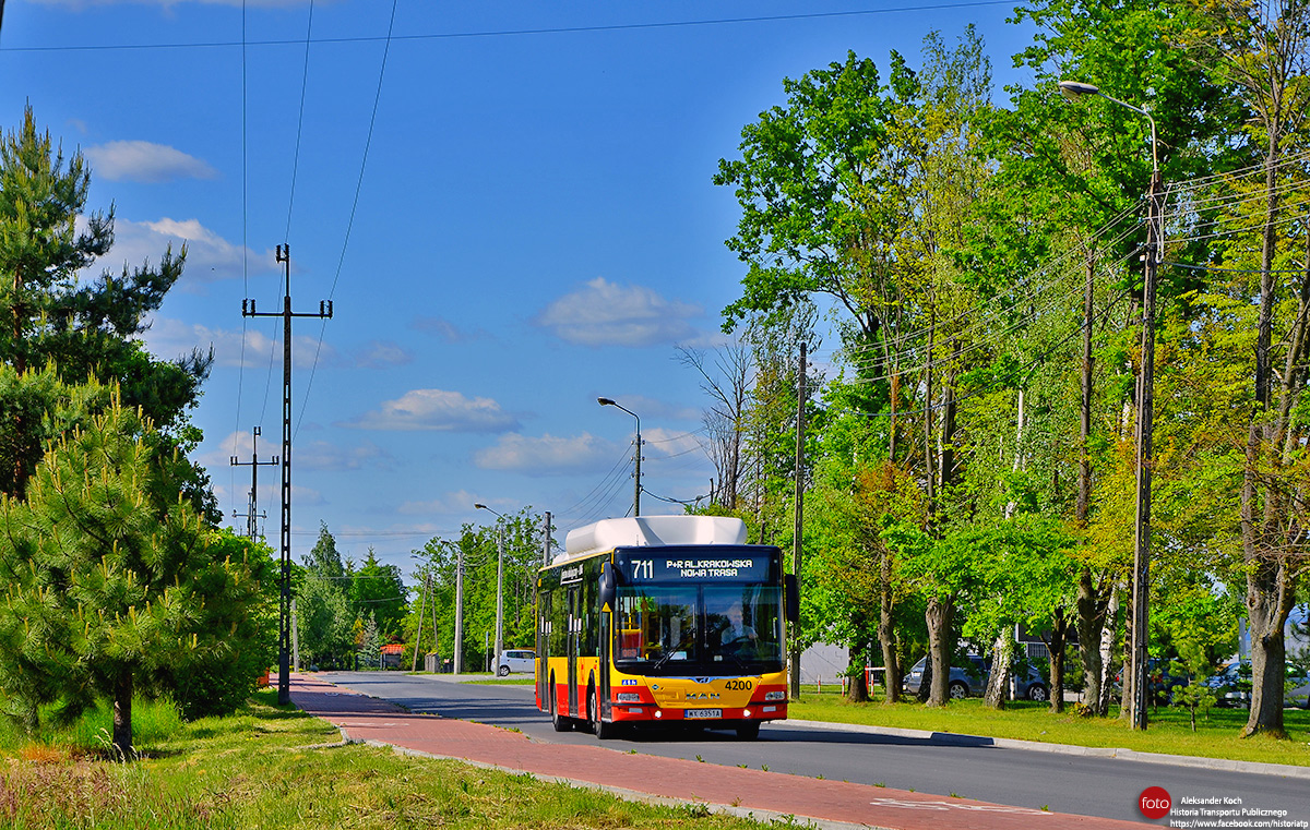4200
Pierwszy dzieĹ funkcjonowania linii nr '711' na nowej trasie do kraĹca P+R Nadarzyn w Nadarzynie.
Słowa kluczowe: CNG