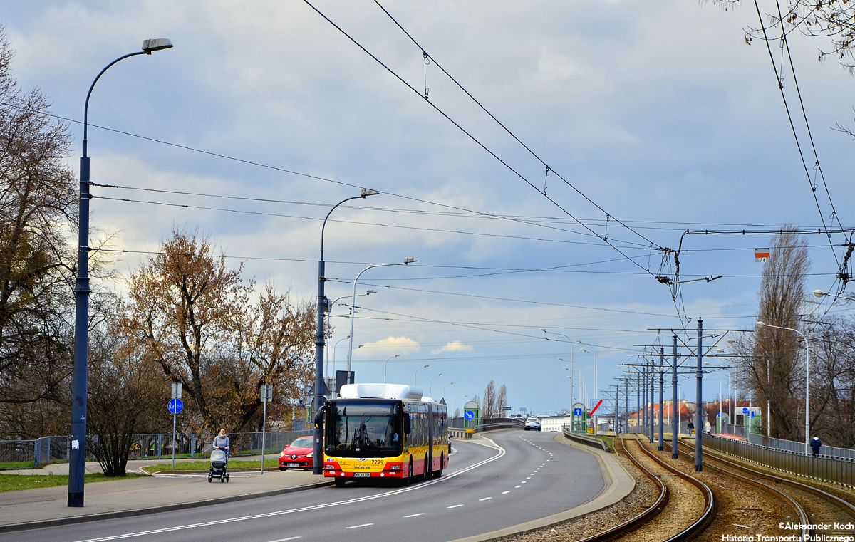 7229
Gazowy MAN zjeĹźdĹźa z wiaduktu nad stacjÄ PKP Warszawa GdaĹska. 
