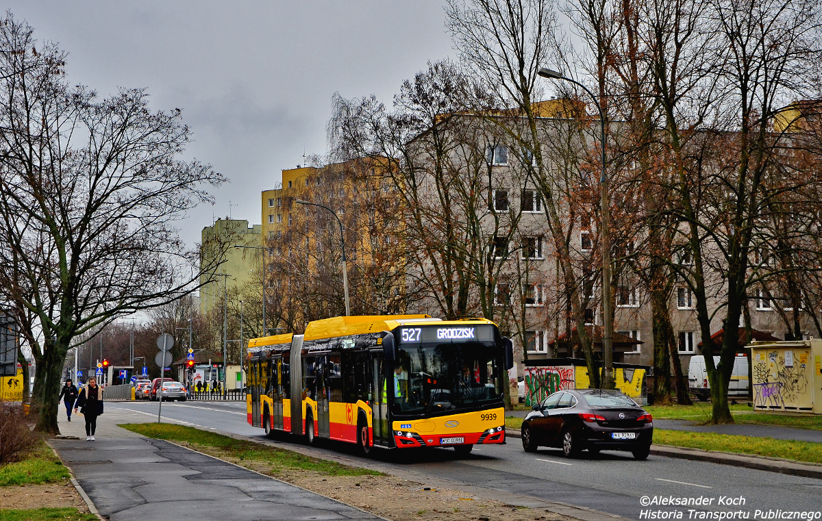 9939
Gazowy Solaris mija w przelocie pÄtle 'Metro Trocka', do niedawna znanÄ wszem i wobec jako 'TargĂłwek'.
