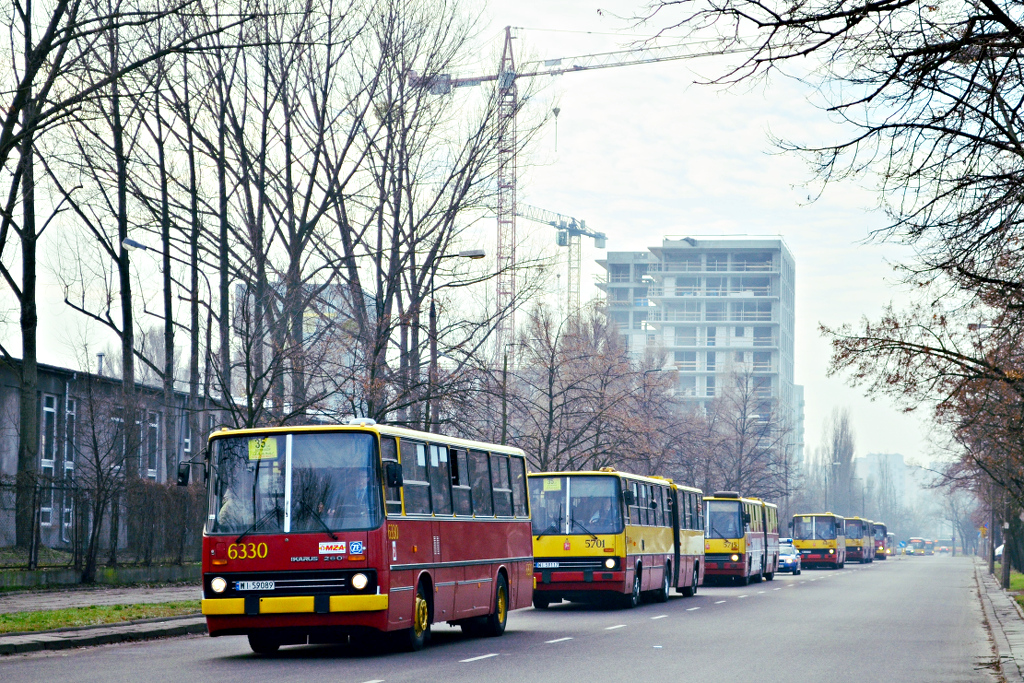 6330
Zabytek z M.Z.A. podczas sylwestrowej, poĹźegnalnej parady autobusĂłw. 
Słowa kluczowe: PoĹźegnanieIkarusĂłw Parada IK260