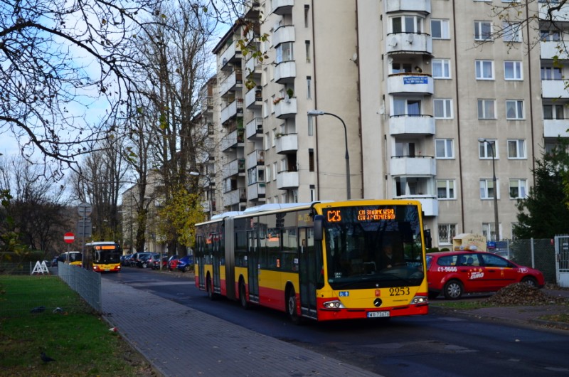 2253
UlicÄ SmoleĹskÄ w okresie Wszystkich ĹwiÄtych przewala siÄ bardzo duĹźo autobusĂłw. 
Słowa kluczowe: WĹ2013