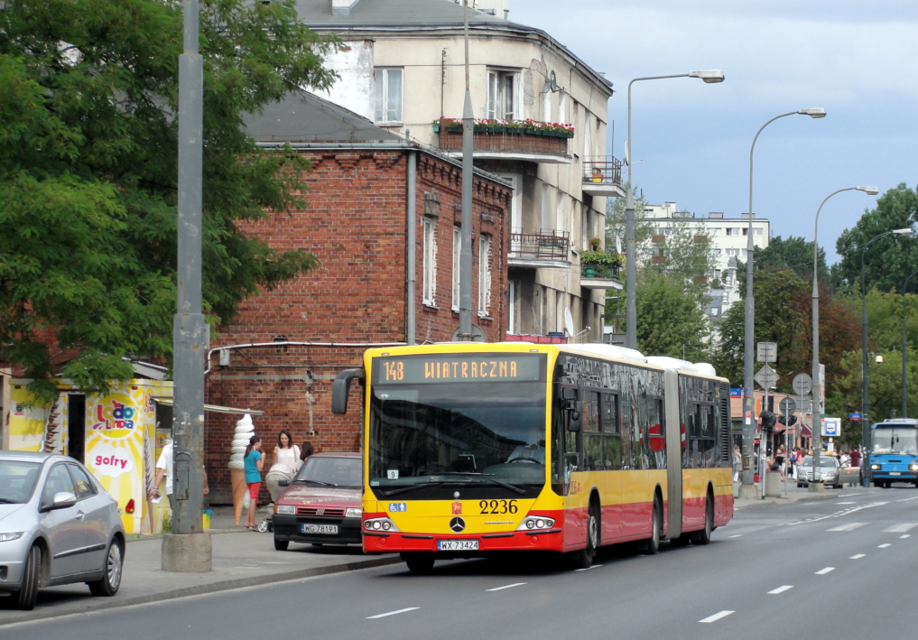 2236
Zamiast skrÄciÄ w lewo na pÄtle musi przejechaÄ jeszcze kilkadziesiÄt metrĂłw. Wszystko przez remont torowiska na rondzie Wiatraczna. Poza szczytem przejazd idzie nawet sprawnie. Jednak w szczycie przy skrzyĹźowaniu Grochowskiej z MiÄdzyborskÄ moĹźna zobaczyÄ sznur autobusĂłw ĹapiÄcych niezĹe opĂłĹşnienie
Słowa kluczowe: Objazd