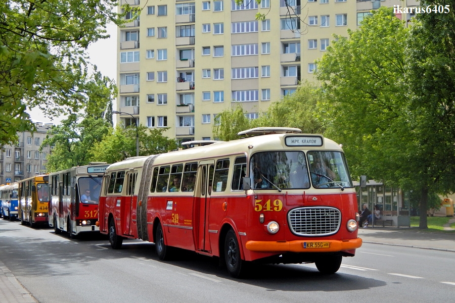 549
Przegubowy OgĂłrek z Krakowa dojeĹźdĹźa do punktu koĹcowego sobotniej parady.
Słowa kluczowe: NM2015 J021 Parada