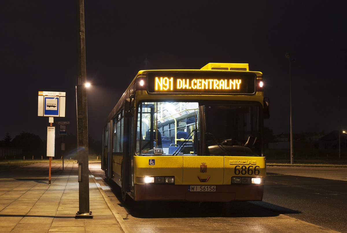 6866
Neoplan - doĹÄ rzadki widok na nocach wtedy.
Słowa kluczowe: N4020