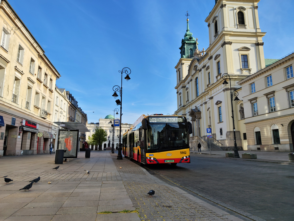 5902
GoĹÄbie opanowaĹy Krakowskie PrzedmieĹcie. Pozdrowienia dla kierowcy :)
