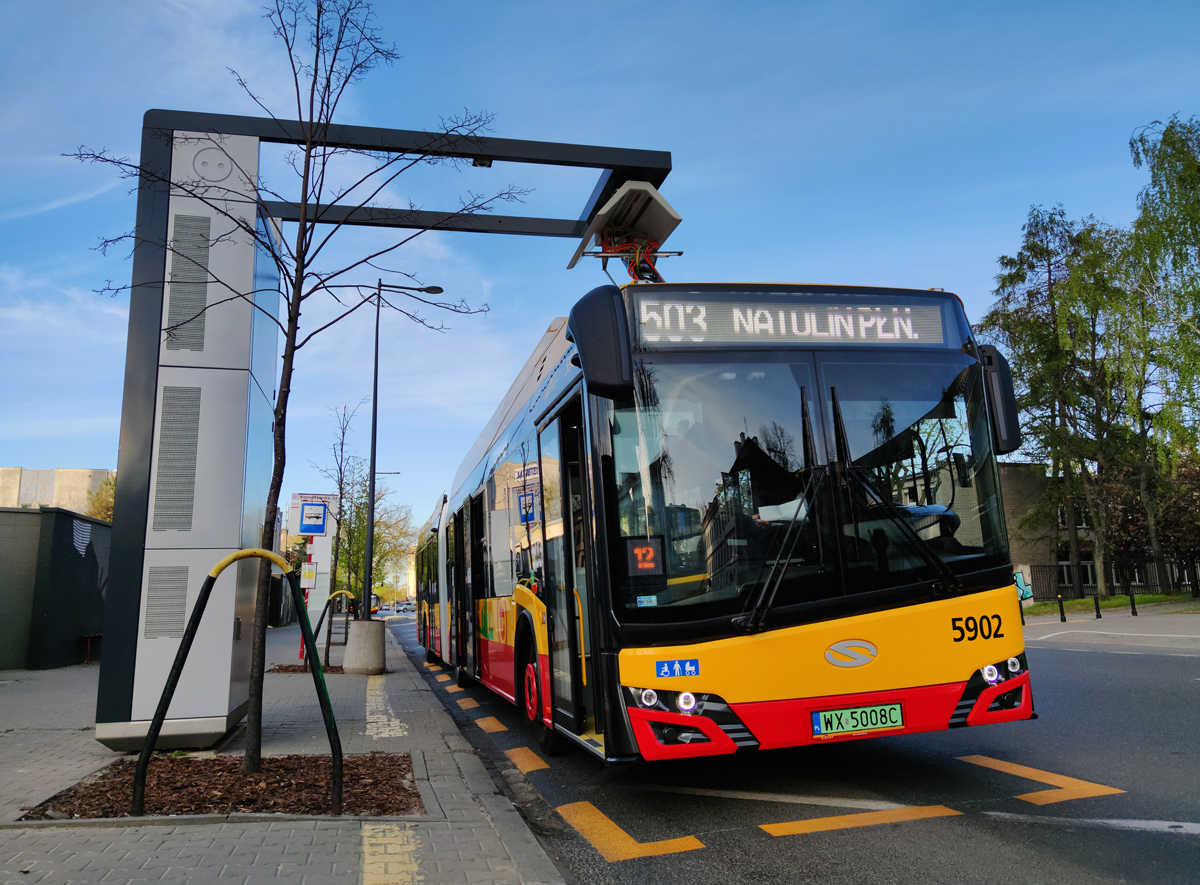 5902
Elektryczny Solarek podczas Ĺadowania na Konwiktorskiej.
