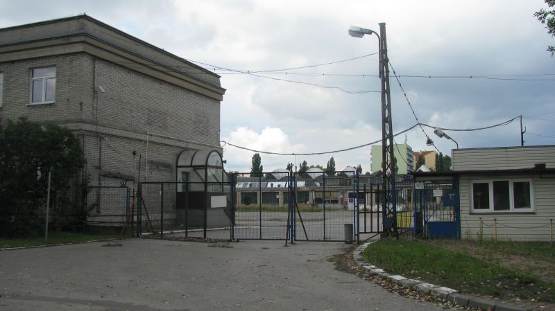 Zajezdnia Redutowa
Po wyburzeniu kilku budynkĂłw na terenie zajezdni, nic siÄ nie zmieniĹo po prawie 3 latach, od zawieszenia zajezdni.
