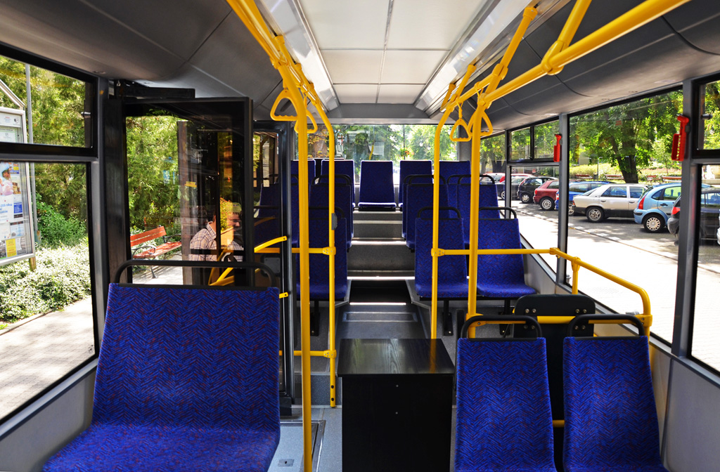 60006
ZAZ A10C podczas prezentacji przed UrzÄdem Miasta w Pruszkowie. Na widocznym w Ĺrodku autobusu stole chwilÄ pĂłĹşniej prezydent Pruszkowa oraz vice prezes PKS Grodzisk Mazowiecki, podpisali umowÄ na Ĺwiadczenie usĹug w zakresie publicznego transportu zbiorowego przez 4 lata. Od 1 Lipca rusza rewolucja komunikacyjna w Pruszkowie, wszechobecne VDL zostanÄ wyparte nowymi ZAZami.
