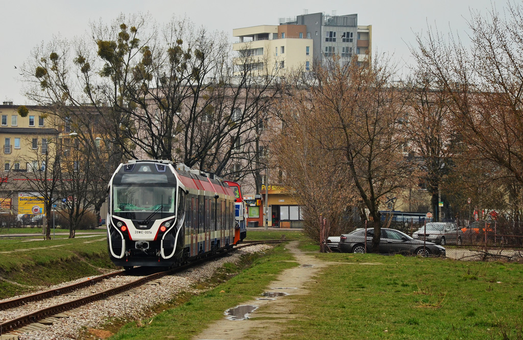 39WE-001
Nowa jednostka WKD podczas transportu do stacji PruszkĂłw, skÄd samodzielnie uda siÄ w planie 134001 do Nowego SÄcza.
