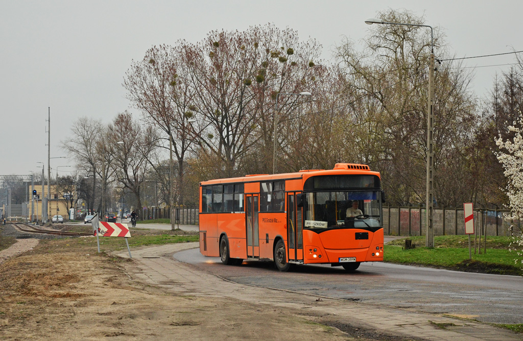 40114
Jelcz jako dziwadĹo za BMC podczas kursu 973 [U] OĹźarĂłw Mazowiecki, KoĹciĂłĹ (15:30) -> PruszkĂłw, Osiedle Staszica (16:02).
