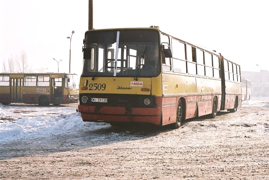 2509
Jeden z zamarzniÄtych IkarusĂłw 
Słowa kluczowe: Zima