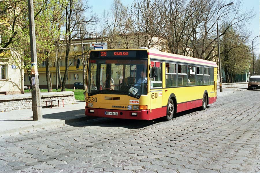 6530
Ikarus 411 jeszcze w ruchu liniowym 
Słowa kluczowe: IK411