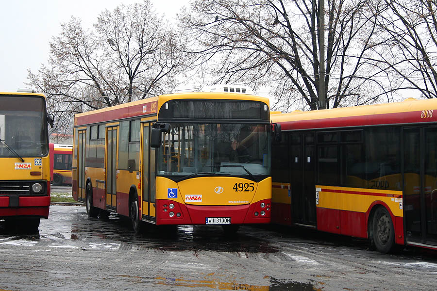 4925
JelczydĹo po kilku dniach od przybycia do stolicy
Słowa kluczowe: M121I