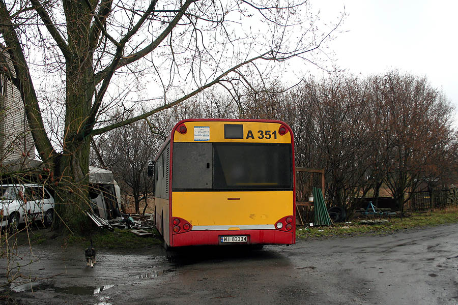 A351
Prywatne podwĂłrko gdzieĹ w okolicach pÄtli KÄpa Zawadowska
Słowa kluczowe: MOBURBINETTO