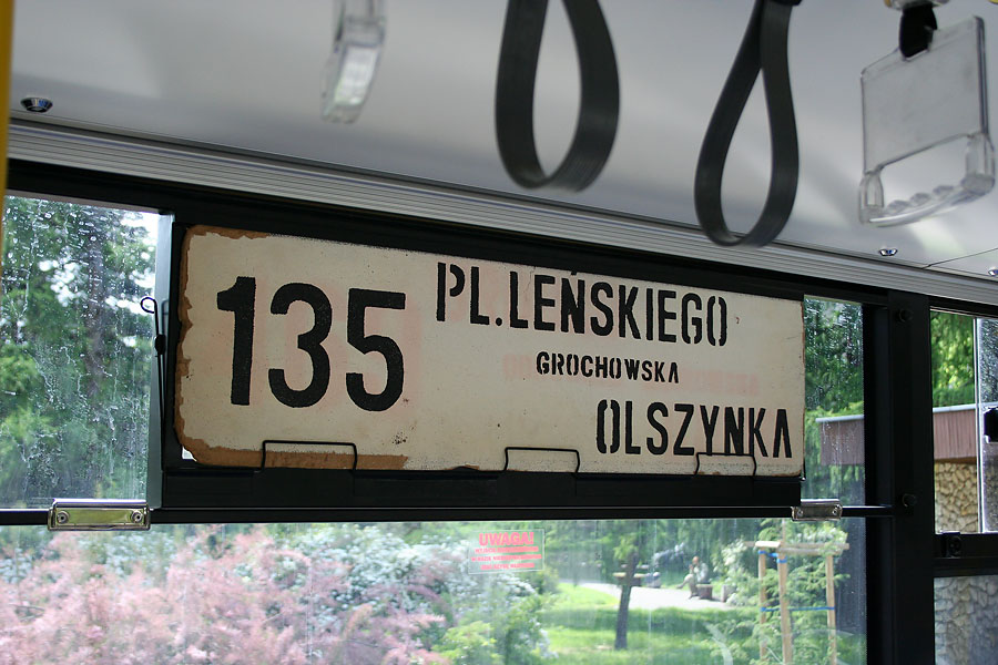 Dekoracja 135
Tablica boczna linii 135 Od wielu lat wisi na Ĺcianie na poczesnym miejscu :-) 
Ostatnio jeĹşdziĹa w wozie A112 z Mobilisu, a pod spodem zamalowana tablica 469
