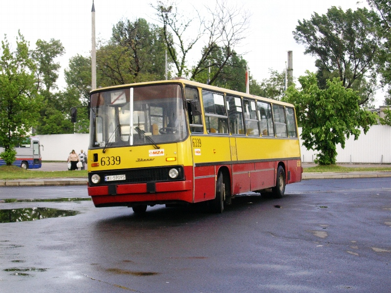 6339
Jedna z lepszych solĂłwek automatĂłw dojeĹźdĹźa do bramy zakĹadu R-13. ZadziwiajÄce jest to, iĹź wozy po NG w tamtych latach wychodziĹy bez nasadek ozdobnych na Ĺruby felg. Ten z remontu z takowymi wyjechaĹ.
Słowa kluczowe: IK260