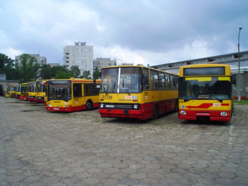 4714, 5519, 7530
CaĹa trĂłjca przyciÄgniÄta na "krawacie".
Słowa kluczowe: M121M IK280 IK417