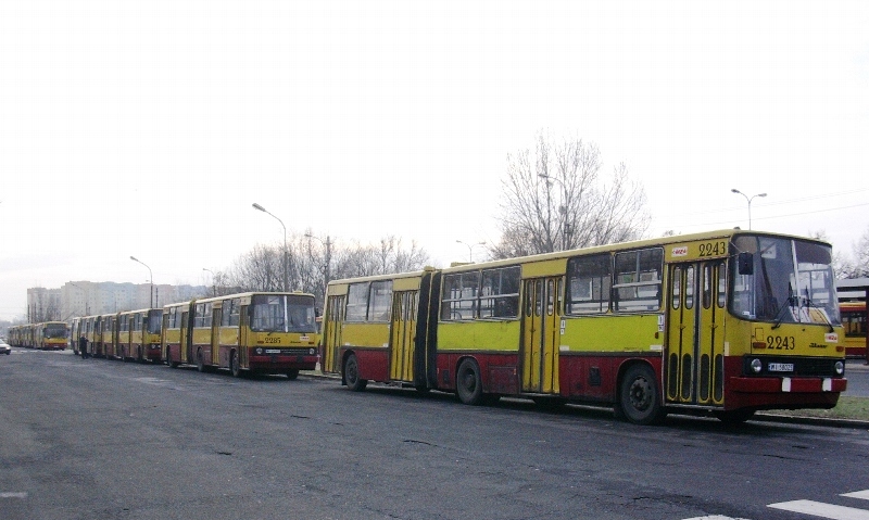 2243
6-biegowy trupek w oczekiwaniu na popoĹudniowy dodatek.
Słowa kluczowe: IK280