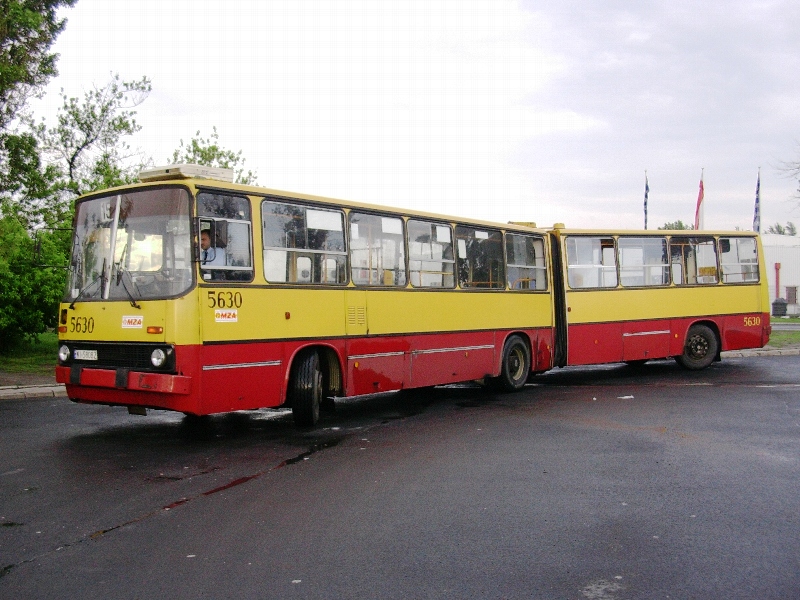 5630
Jeden z lepszych VoithĂłw na Stalowej ze swoim kierowcÄ, obecnie jeĹźdĹźÄcym MANem 3908.
Słowa kluczowe: IK280