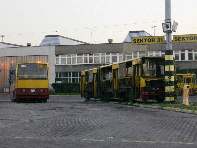5532, 2482
5532 staĹ na skrzynie, a drugi czekaĹ na wywiezienie
Słowa kluczowe: IK280
