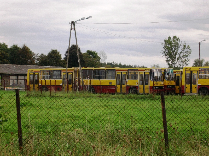 5302
Parking w Ĺochowie skrywaĹ pewnego weekendu stadko IkarusĂłw. Obok tytuĹowego wozu stoi 5202 i 5200.
Słowa kluczowe: IK280