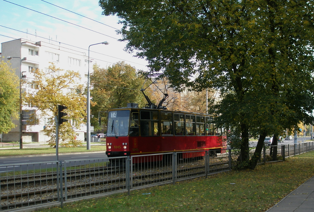 1045
Wagon 1045 miaĹ byÄ czÄĹciÄ dwukierunkowego skĹadu stopiÄtek skĹadajÄcego siÄ z dwĂłch wagonĂłw 105Na zĹÄczonych tyĹami. ZostaĹ wiÄc nieco przerobiony do tego celu, m.in. poprzez modyfikacjÄ ukĹadu elektrycznego i dodanie ledowych ĹwiateĹ widocznych z przodu. Ostatecznie jednak jeden z takich skĹadĂłw wyjechaĹ jedynie na testy, nigdy natomiast nie jeĹşdziĹ liniowo.
