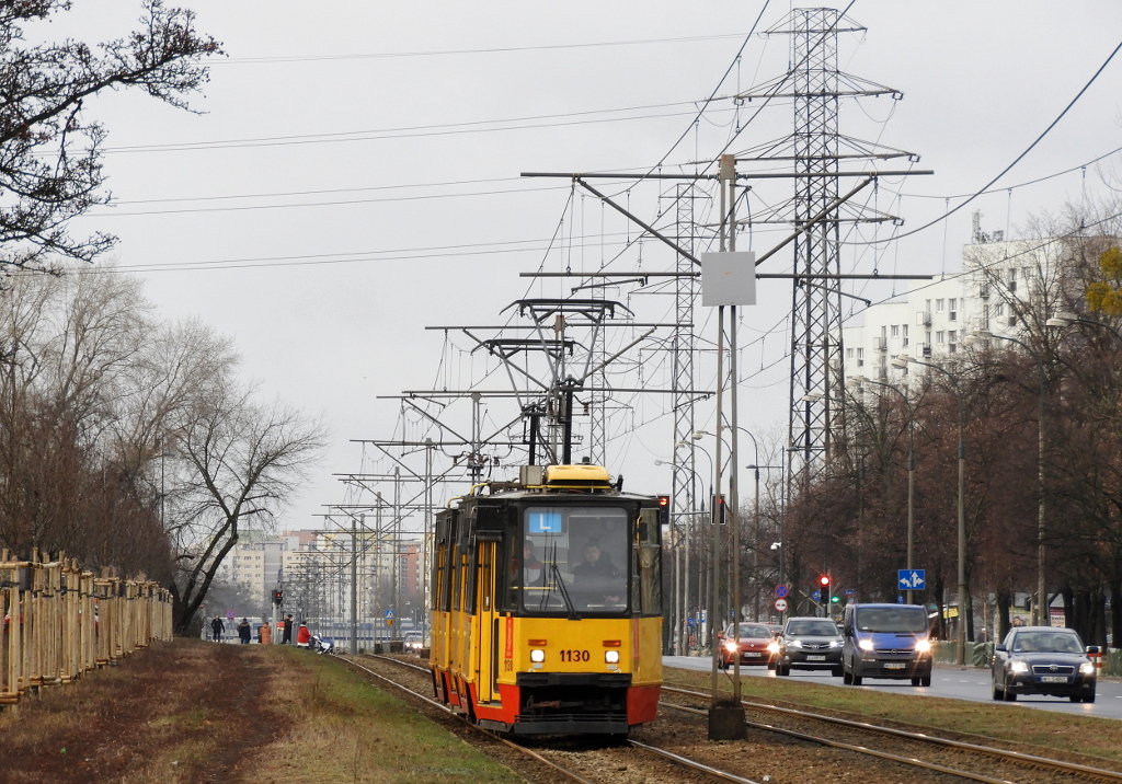 1130+1131
Jeden z dwĂłch skĹadĂłw szkoleniowych na R-1. Do 2015 r. stacjonowaĹ na Mokotowie, o czym Ĺwiadczy zachowana do dzisiaj w drugim wagonie naklejka "LiniÄ obsĹuguje zakĹad MokotĂłw". W zwiÄzku z tym, Ĺźe nie jest to skĹad liniowy, nie zostaĹ oszpecony logiem WTP, jednak syrenka z przodu zostaĹa zerwana.
