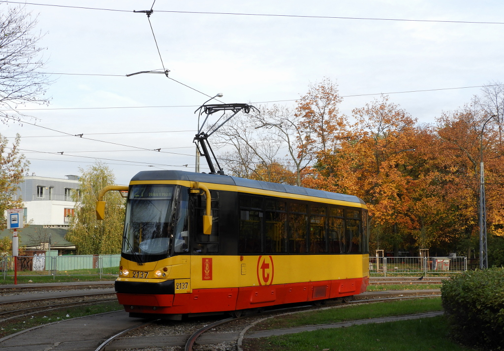 2137
Od niecaĹego miesiÄca wagon 2137 jeĹşdzi solo, po tym jak 2136 z ktĂłrym jeĹşdziĹ w skĹadzie zostaĹ odstawiony po wrzeĹniowym zderzeniu z wozem 3823.
