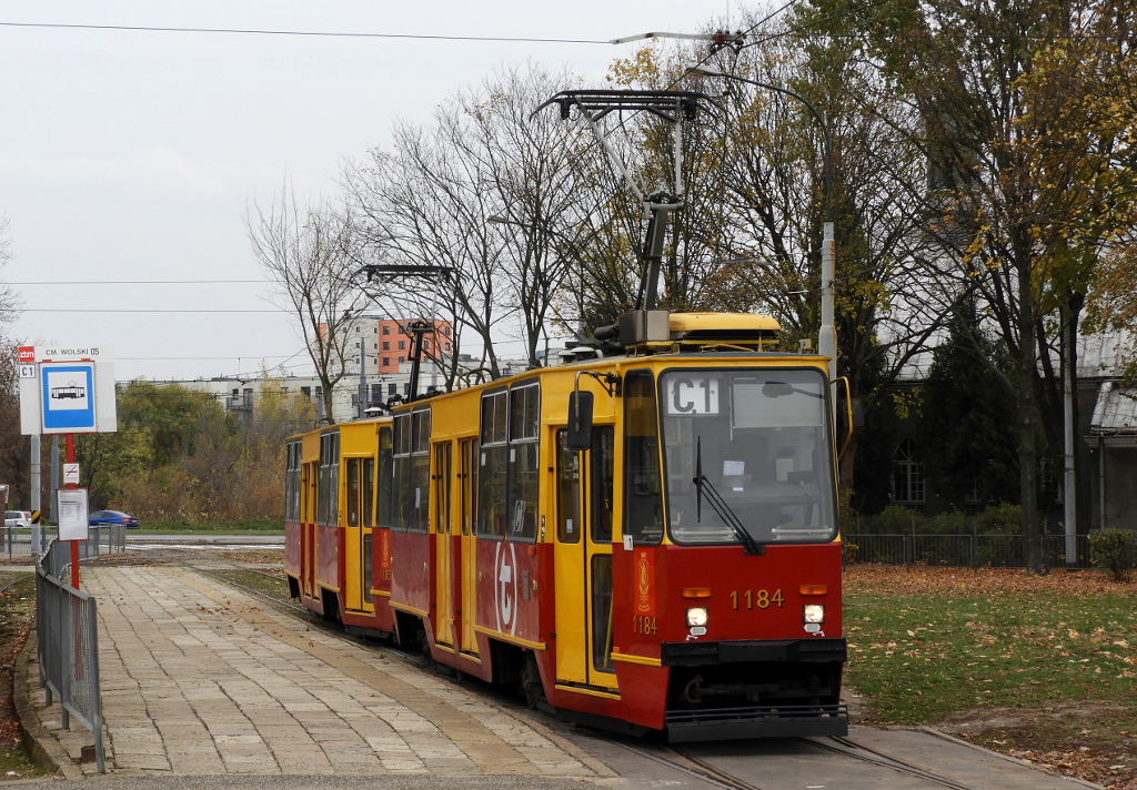 1184+1185
Kilka dni temu skĹad 1184+1185, podobnie jak 1164+1165 dostaĹ z powrotem ĹźĂłĹto-czarne taborĂłwki. Podczas ostatnich remontĂłw obydwa skĹady dostaĹy biaĹo-czarne taborĂłwki, poniewaĹź zabrakĹo juĹź tych starych. W najbliĹźszym czasie rĂłwnieĹź skĹad 1122+1123 otrzyma z powrotem stary wzĂłr taborĂłwek.
Słowa kluczowe: WĹ2018