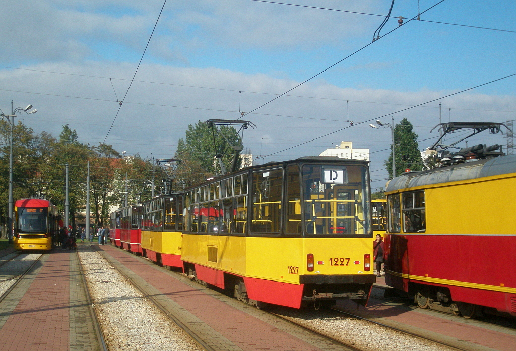 1228+1227
Jak co roku została uruchomiona linia dowozowa na DTP, która kursowała na trasie Zajezdnia Mokotów - Metro Wilanowska. Była obsługiwana przez następujące składy: 1000+1001, 1228+1227, 821+818 i 403+1620
Słowa kluczowe: DTP2017