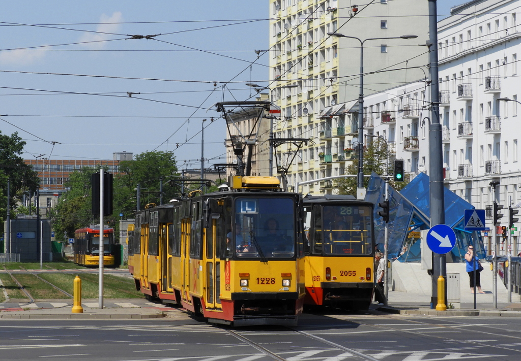 1228+1227
Skład 1228+1227 jako nauka jazdy. Warto zwrócić uwagę na to, że pantograf w drugim wagonie jest opuszczony i pierwsze drzwi są niedomknięte. Zapewne jest spowodowane jakąś awarią, chyba, że była to symulacja zjazdu awaryjnego w ramach szkolenia.
