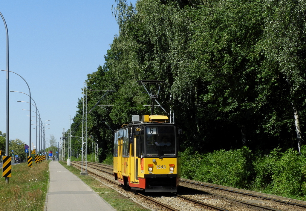 1243
Wagon 1243 zostaĹ solĂłwkÄ po tym jak jeĹźdĹźÄcy z nim w skĹadzie wĂłz 1244 w zeszĹym roku zostaĹ powaĹźnie rozbity w zderzeniu z ciÄĹźarĂłwkÄ. Wagon 1244 do tej pory jest odstawiony na R-4 i czeka na decyzje co do jego losu, ale raczej pĂłjdzie do kasacji, poniewaĹź jest naprawdÄ mocno rozbity.
