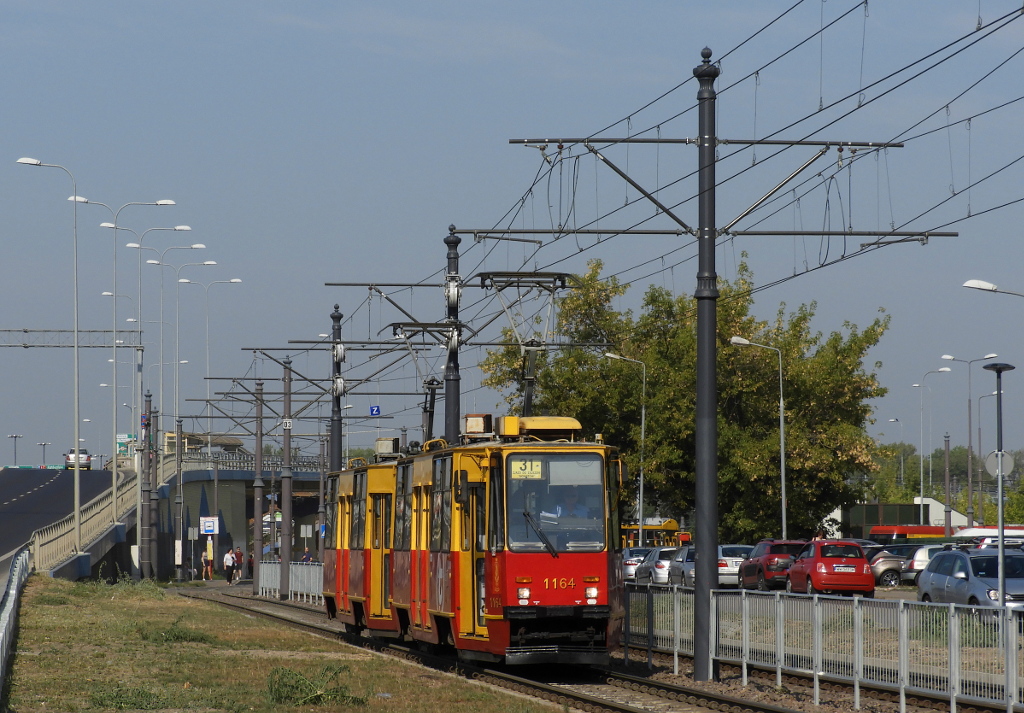 1164+1165
W zwiÄzku z tym, Ĺźe R-3 dostaĹo w tym tygodniu do obsĹugi liniÄ 3, zabrakĹo dwukierunkowych jazzĂłw na 31, co zaowocowaĹo pojawieniem siÄ stopiÄtek na tej linii w porannym szczycie. Warto takĹźe zauwaĹźyÄ, Ĺźe skĹad 1164+1165 wraz z wagonem 1111, a wczeĹniej 1195 oraz piÄcioma innymi potrĂłjniakami stanowiĹ niegdyĹ staĹÄ obsadÄ tej linii (a wczeĹniej 44) w szczycie.

