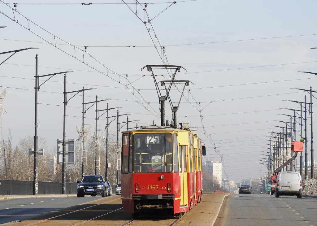 1166+1167
Jeden z ostatnich czerwonych skĹadĂłw podÄĹźa w kierunku Pragi. po prawej trwa demontaĹź ĹwiÄtecznych dekoracji.

