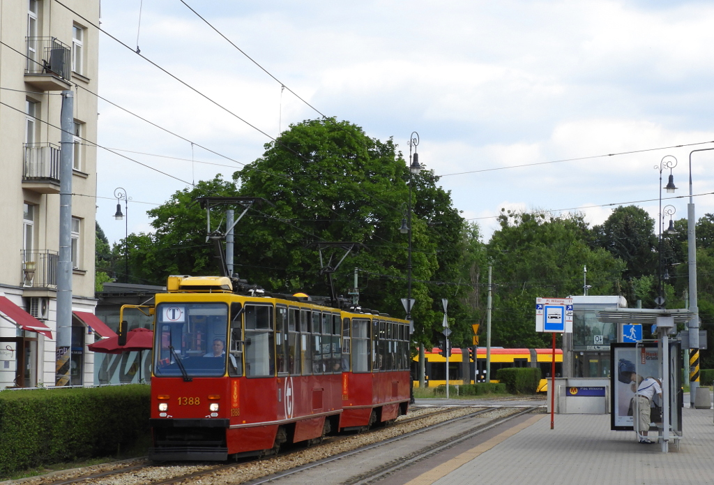1388+1389
Jednym ze skĹadĂłw kursujÄcych dziĹ na tetce byĹ widoczny na zdjÄciu 1388+1389. Jak widaÄ, NGIII teĹź moĹźe byÄ "zabytkiem"...
