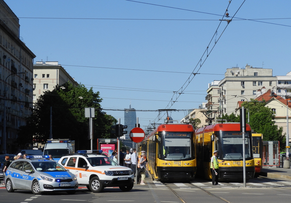 3224
Po godz. 15 doszĹo do potrÄcenia kobiety, ktĂłra weszĹa na czerwonym Ĺwietle przed widoczny na zdjÄciu wagon. W zwiÄzku z tym wypadkiem, wszystkie tramwaje jadÄce w kierunku OkÄcia byĹy zawracane na pÄtli Banacha.
Słowa kluczowe: Zdarzenie Awaria