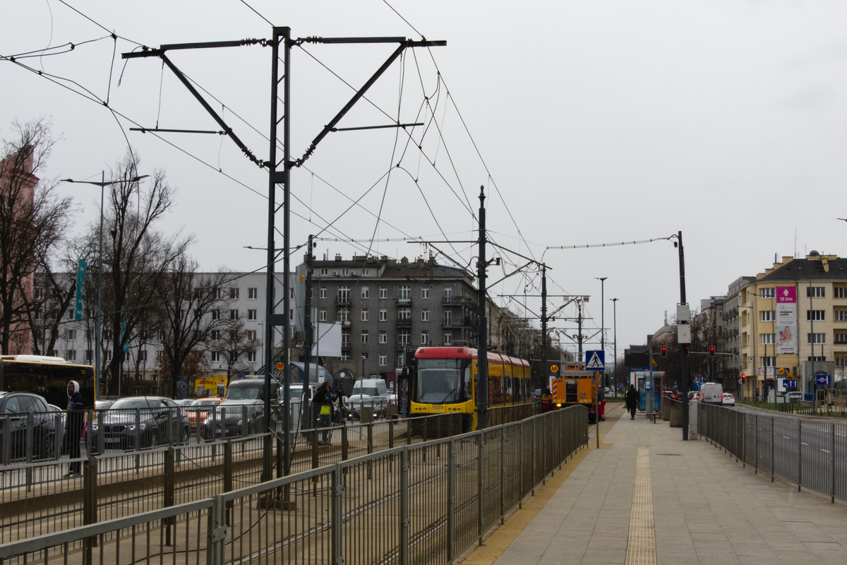 3229
SieÄ trakcyjna po zerwaniu przez samochĂłd z dĹşwigiem na skrzyĹźowaniu z Batorego. W wyniku zdarzenia, w wagonie 3229 spadajÄce elementy przewodĂłw lub wysiÄgnikĂłw wybiĹy szybÄ.
Słowa kluczowe: zerwaniesieci